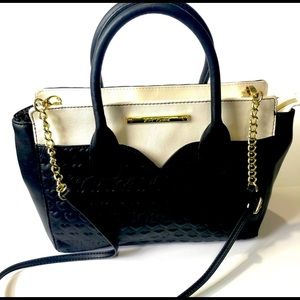 Betsy Johnson Quilted leather, double & adj./detach handle